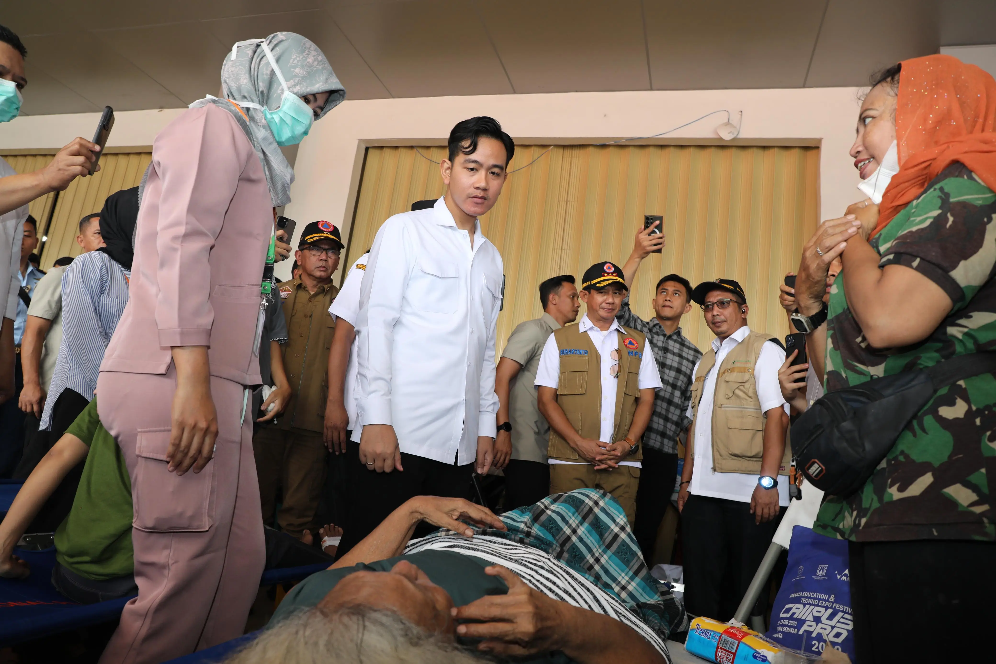 Kepala BNPB Letjen TNI Dr. Suharyanto bersama Wapres Gibran Rakabuming menyempatkan diri menyapa dan berdialog dengan warga pengungsi di Gudang Logpal BNPB Jati Asih.